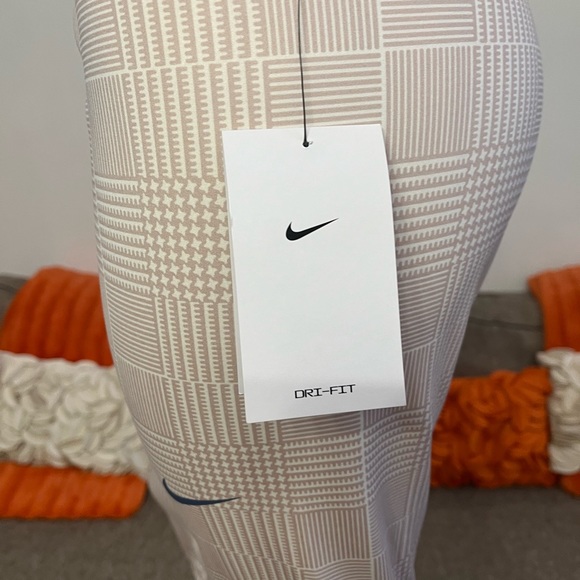 ❣️🆕 Nike One Luxe Dri-Fit Mid-Rise 7/8 Campus Tights❣️ - Picture 8 of 10
